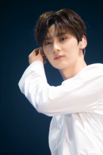 440px-뉴이스트(NU'EST)_민현(MINHYUN)_디스패치HD_06.png